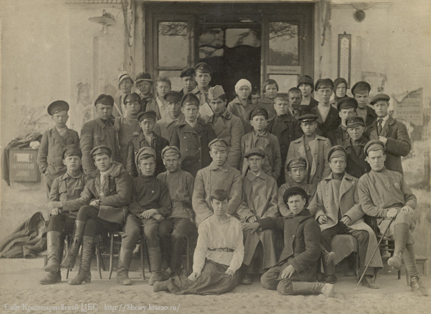 Участники Первого уездного съезда РКСМ в г.Сергиеве. 18 апреля 1920г.